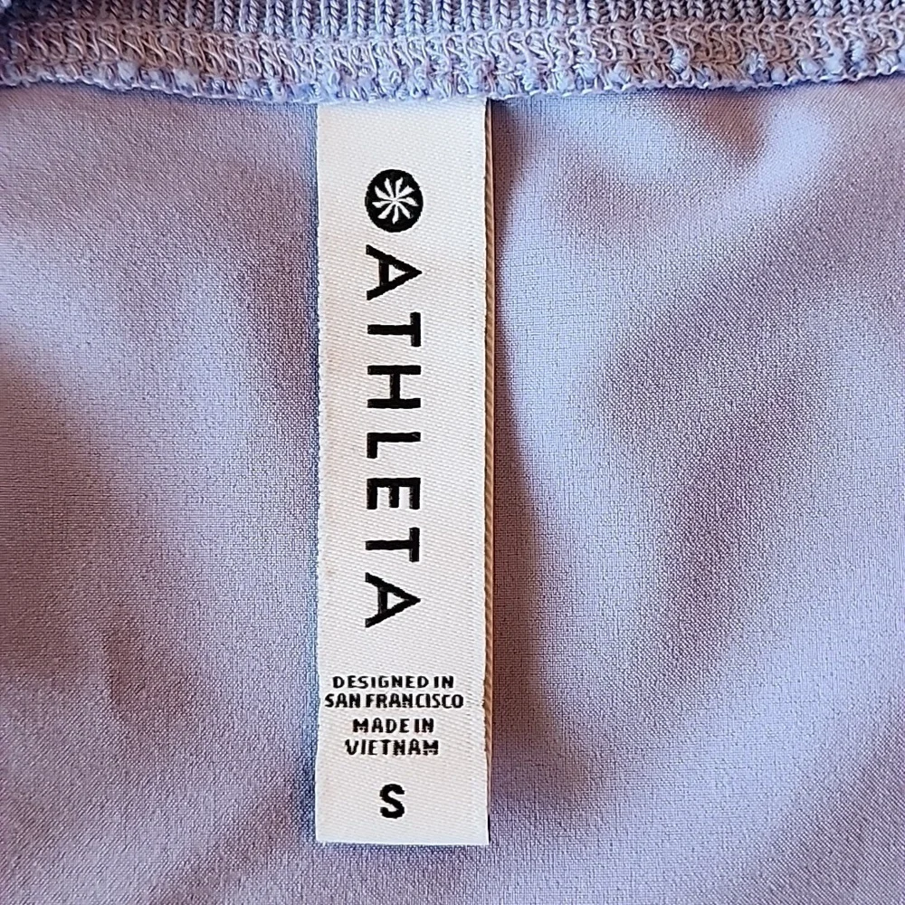 Athleta periwinkle Zephyr v-neck stretch short sleeve curved hem top S - Picture 10 of 13